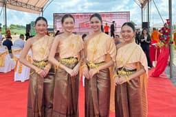 ยืนต้องรับ ใส่ชุดไทย