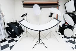รับถ่ายภาพ Studio Profile ฉากสี