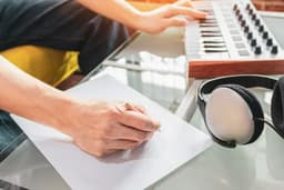 แต่งเนื้อเพลงและทำนอง (Song writer)