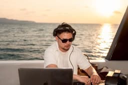 DJ Kevin | ดีเจสายเอนฯ เรทไม่แรง คุยง่าย ไม่เรื่องมาก มี macbook+เครื่อง DJ Pioneer FLX4