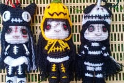 ตุ๊กตาถัก Halloween Girls, ตุ๊กตาโครเชต์ สำหรับห้อยกระเป๋า ห้อยพวงกุญแจ ตกแต่งห้อง ตกแต่งโต๊ะทำงาน